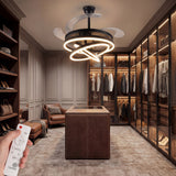 Lámpara ventilador instalada en un vestidor de lujo para mantener las prendas frescas.