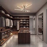 Plafón LED cromado en vestidor de diseño con estanterías de madera y luz integrada.