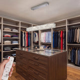 Luz lineal integrada en zona de vestidor para correcta visualización de texturas y colores.