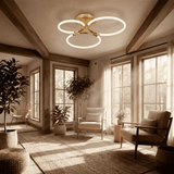 Escena de sala de estar con grandes ventanales y luz de atardecer realzada por el oro.