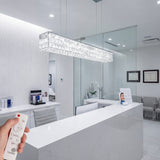 Lámpara de techo lineal instalada en zona de lavabo con alto índice de protección.