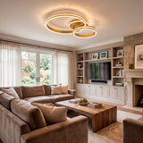 Plafón LED en sala de televisión con luz regulada para mayor confort visual.