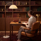 Espacio de trabajo y lectura en biblioteca iluminado de forma óptima para el confort visual.