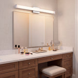 Aplique Julieta Silver en tocador de madera proporcionando una luz equilibrada para belleza.