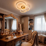 Lámpara decorativa sobre tocador de madera en dormitorio con luz cálida.