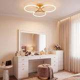 Lámpara dorada sobre tocador blanco en dormitorio con diseño elegante y luz suave.