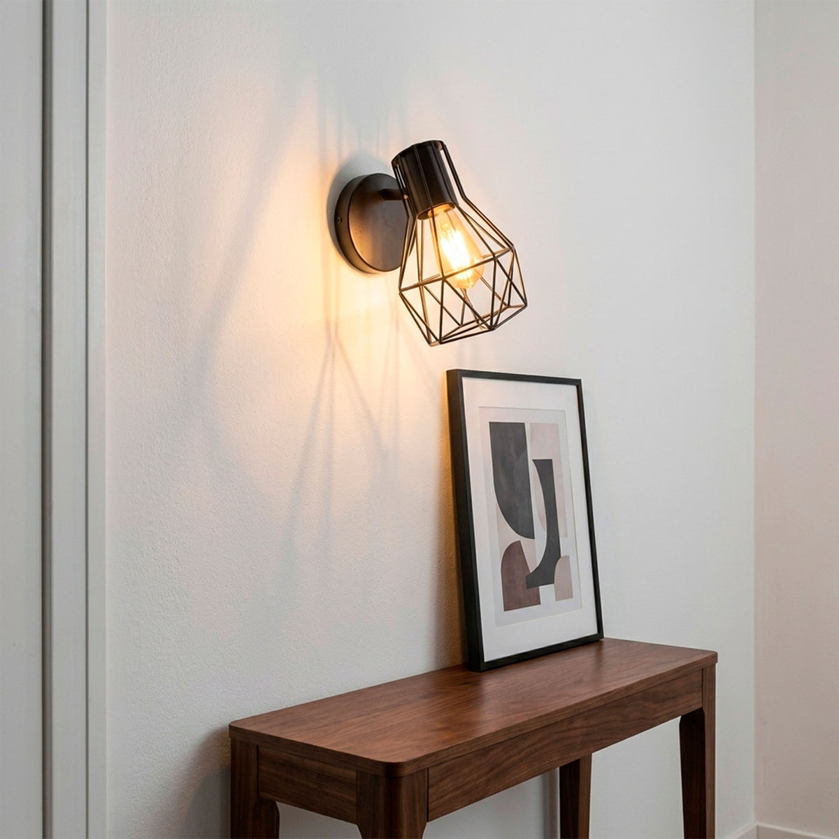 Punto de luz directo sobre credenza en recibidor destacando la belleza de los acabados.