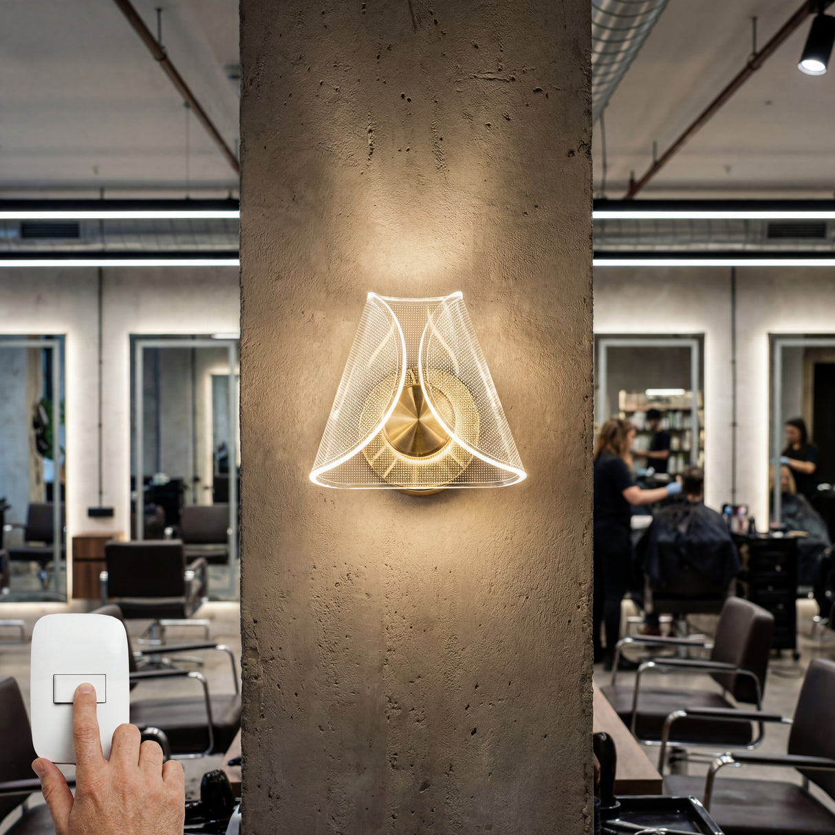 Lámpara Pyramid Gold instalada en una columna de un salón de belleza o barbería de lujo.