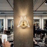 Lámpara Pyramid Gold instalada en una columna de un salón de belleza o barbería de lujo.