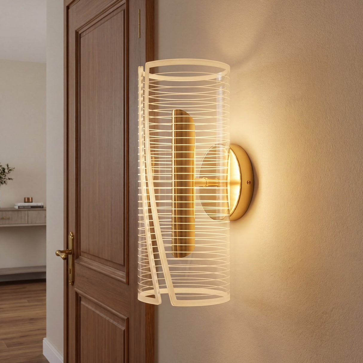 Lampara de pared elegante para iluminacion decorativa en entrada de casa.