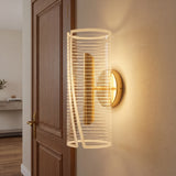 Lampara de pared elegante para iluminacion decorativa en entrada de casa.