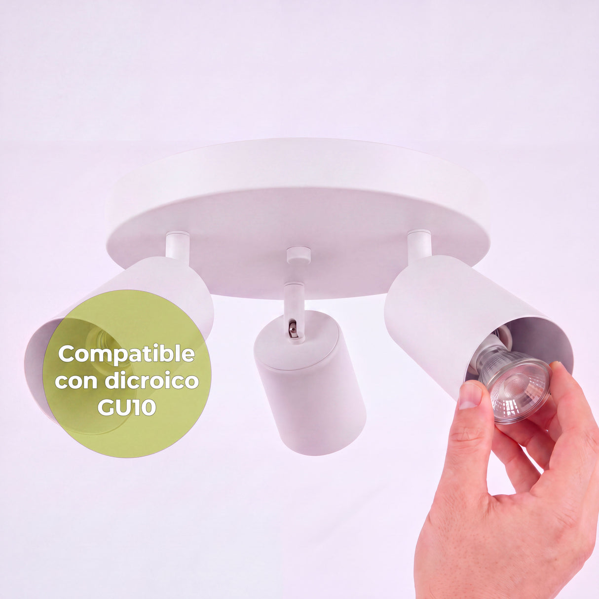 Proceso técnico de colocación de lámpara dicroica GU10 en foco orientable de sobreponer en techo.