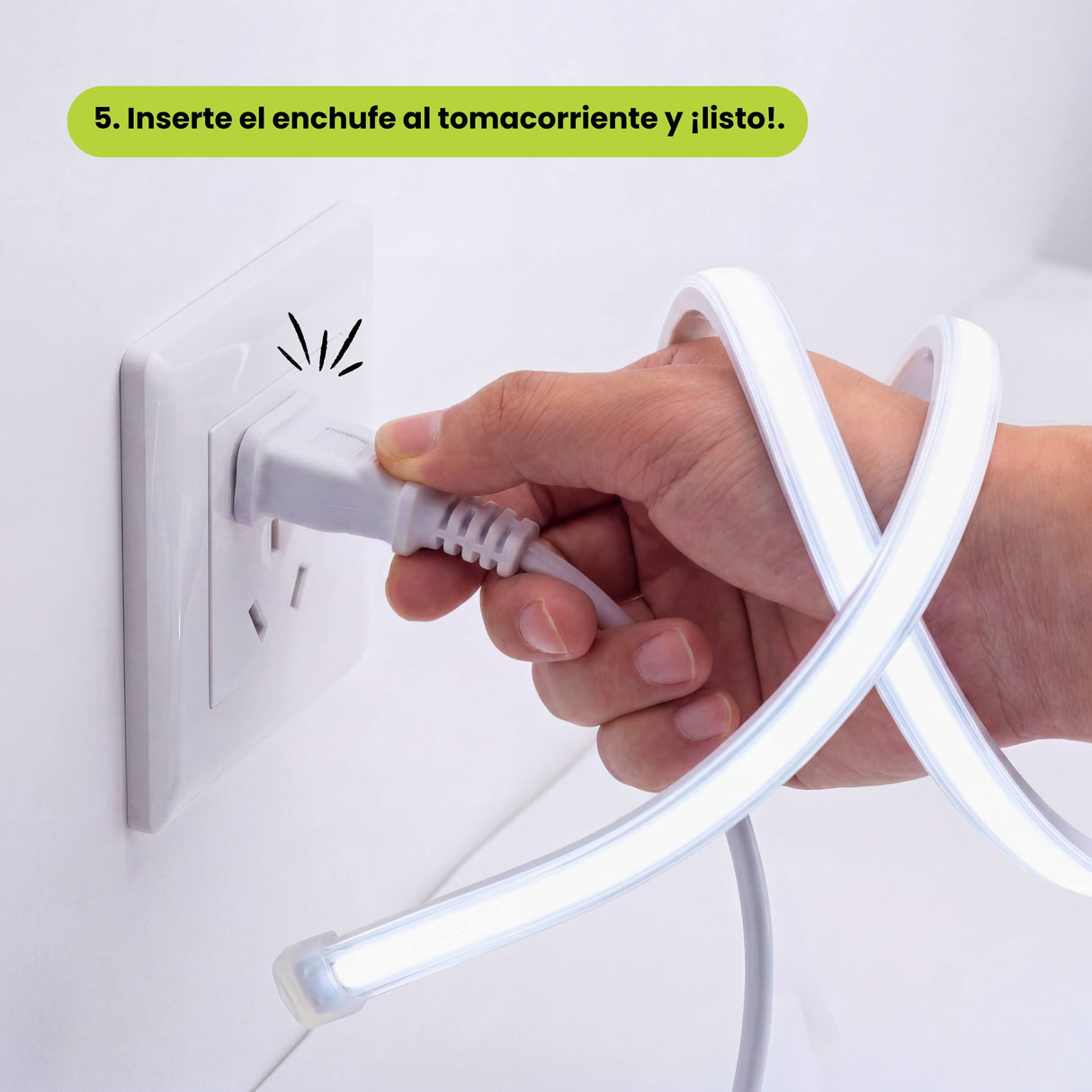 Conexión directa a toma de corriente de pared mostrando el encendido inmediato de luz continua uniforme.