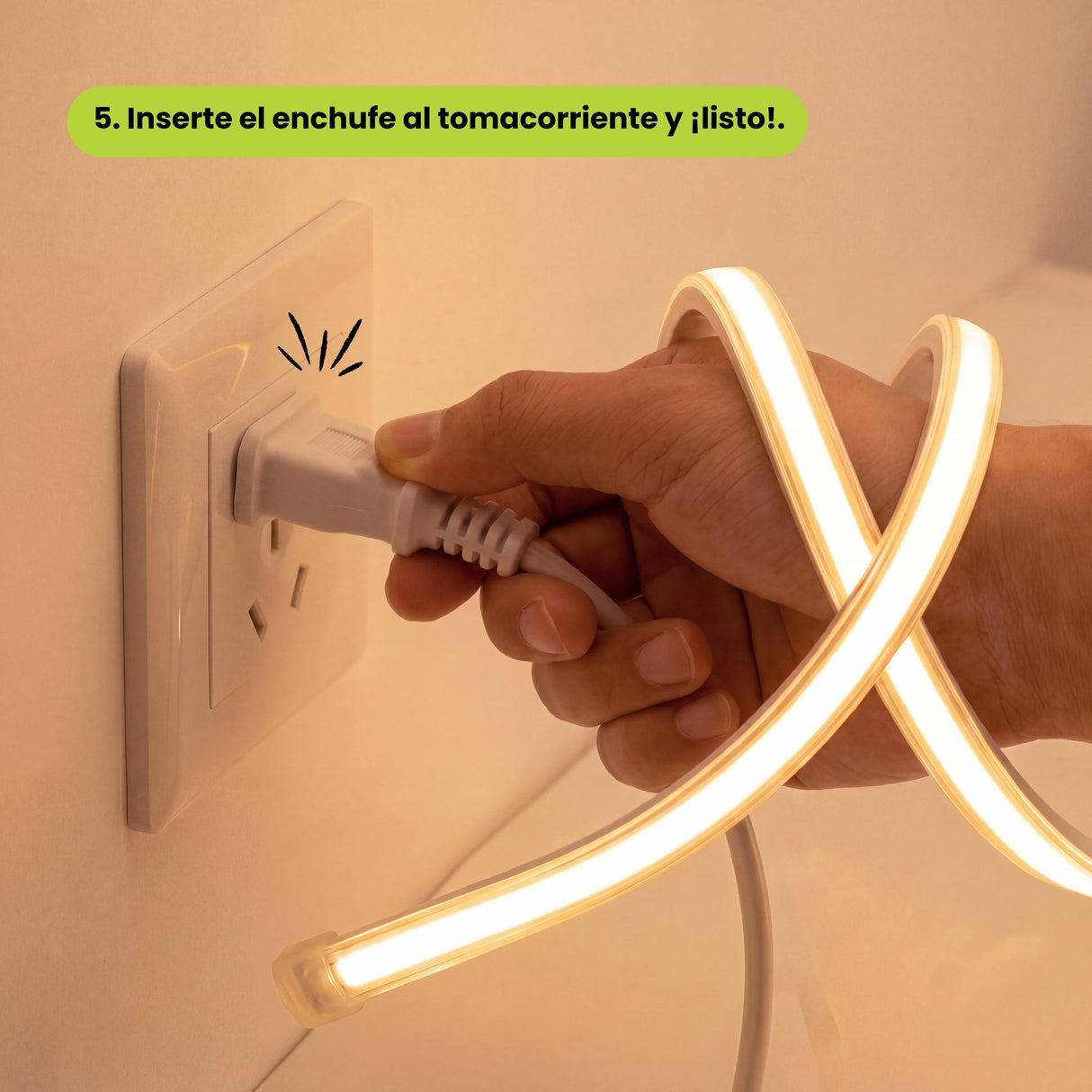 Conexión directa a toma de corriente de pared mostrando el encendido inmediato de luz continua uniforme.