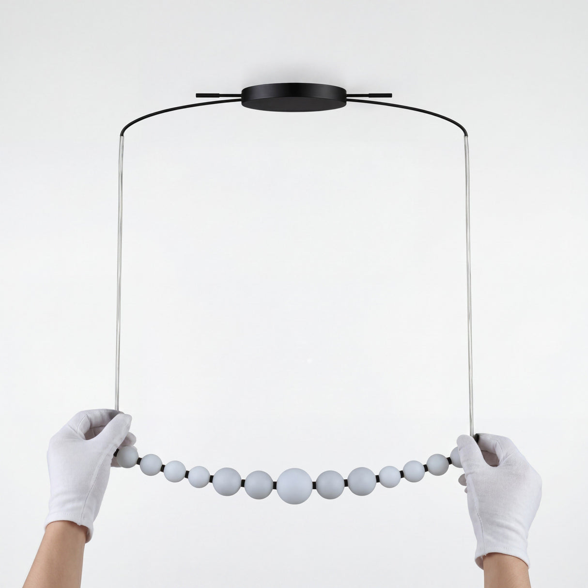 Proceso de instalacion de luminaria LED Perla Black con guantes de proteccion