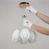 Proceso de instalación de luminaria de lujo con guantes