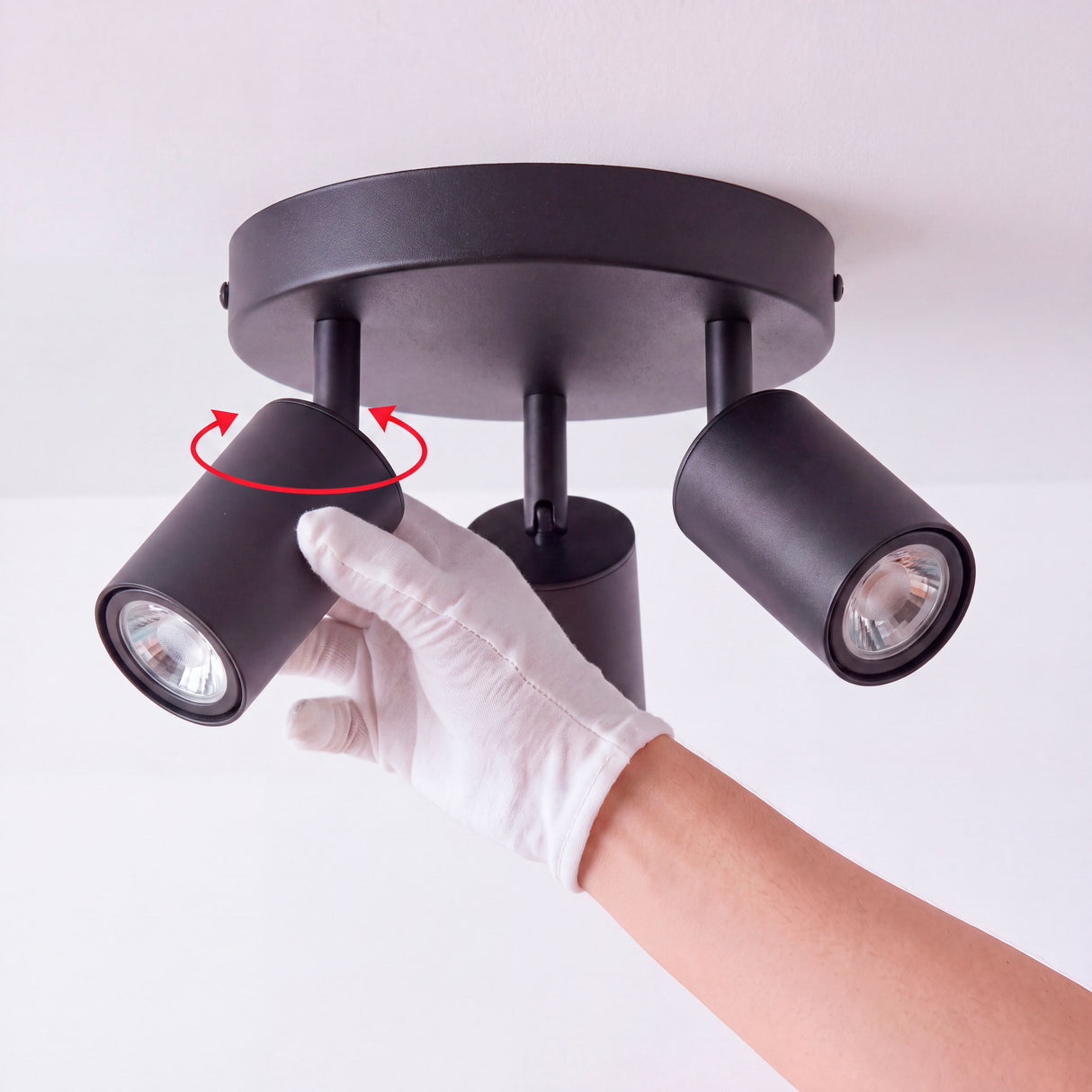 Ajuste técnico de la rótula giratoria por personal calificado para direccionar el haz de luz.
