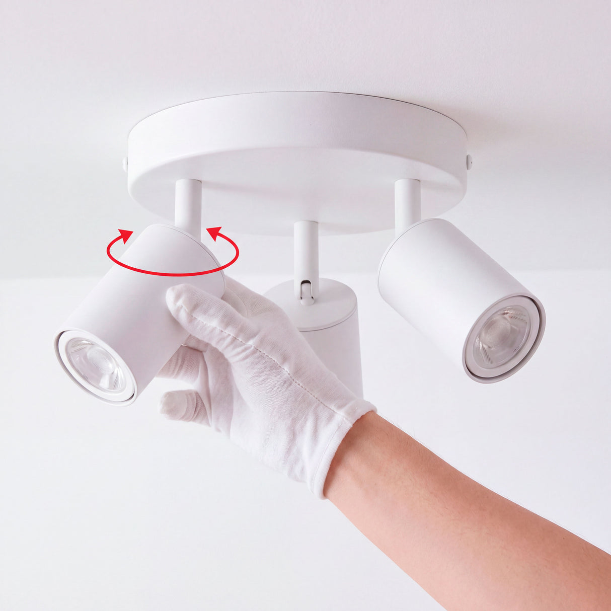 Ajuste técnico de la rótula giratoria por personal calificado para direccionar el haz de luz.