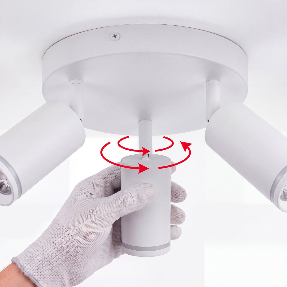 Ajuste técnico de la rótula giratoria por personal calificado para direccionar el haz de luz con precisión.