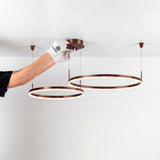 Técnico instalando soporte de techo metálico con guantes de protección en un entorno minimalista.