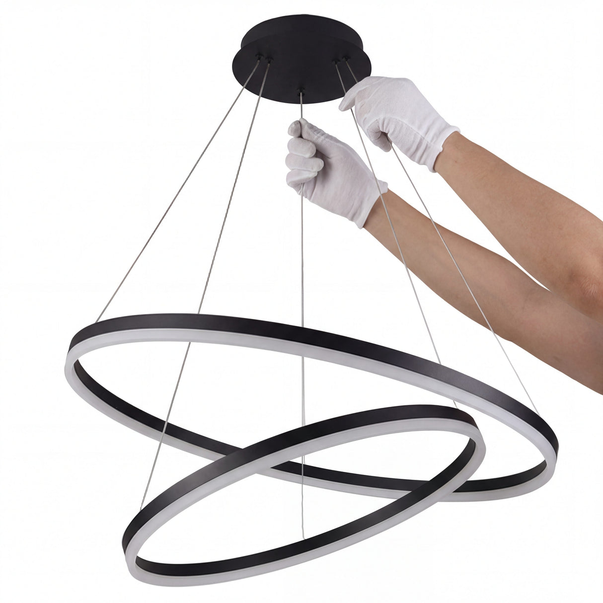 Detalle de montaje de florón y cables de acero regulables para lámpara de diseño circular.