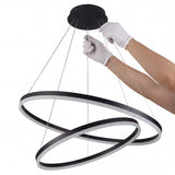 Detalle de montaje de florón y cables de acero regulables para lámpara de diseño circular.