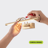 Técnico de iluminación ajustando la tensión del brazo basculante durante el proceso de montaje en pared.