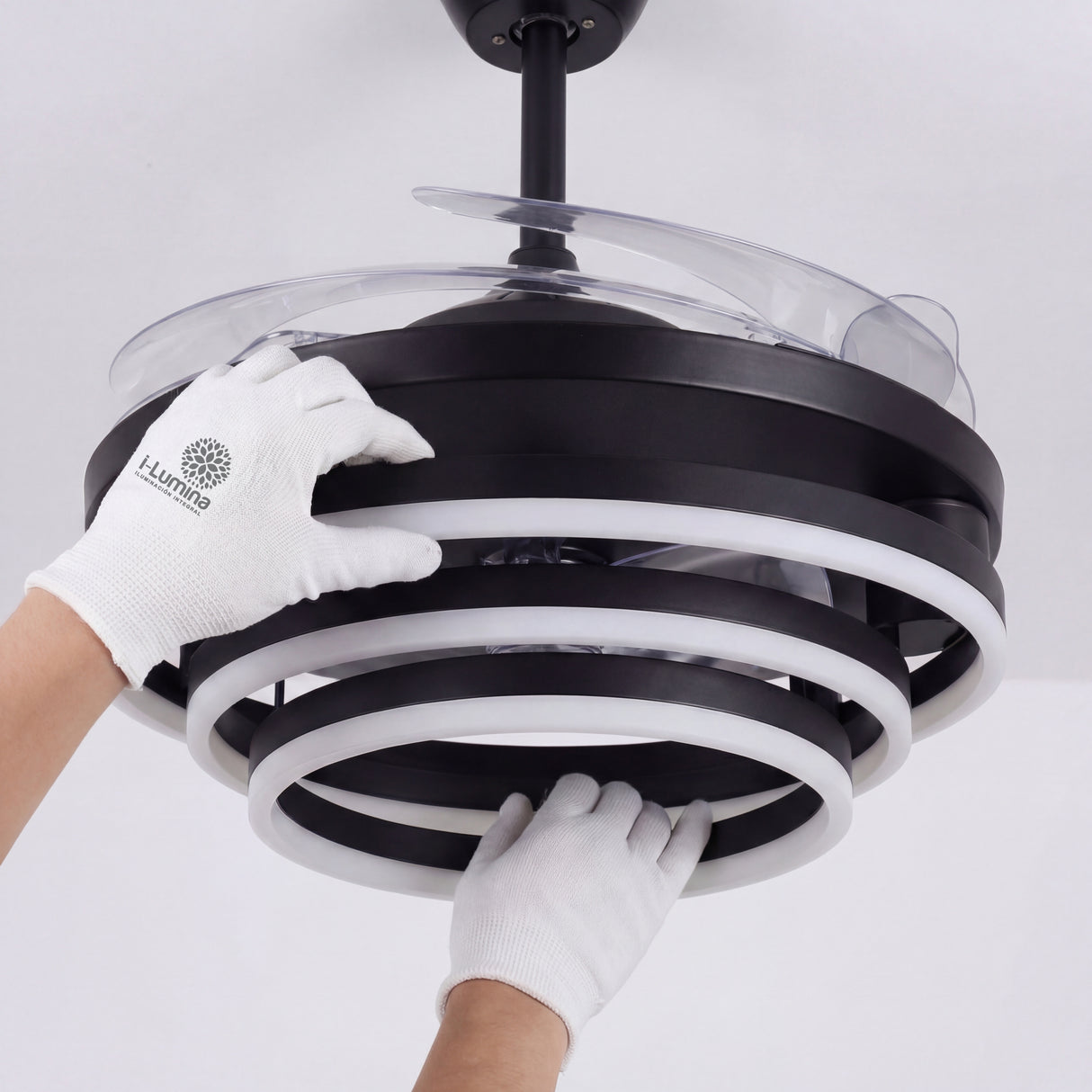 Demostración de cómo ajustar manualmente la posición de los anillos LED de la lámpara.