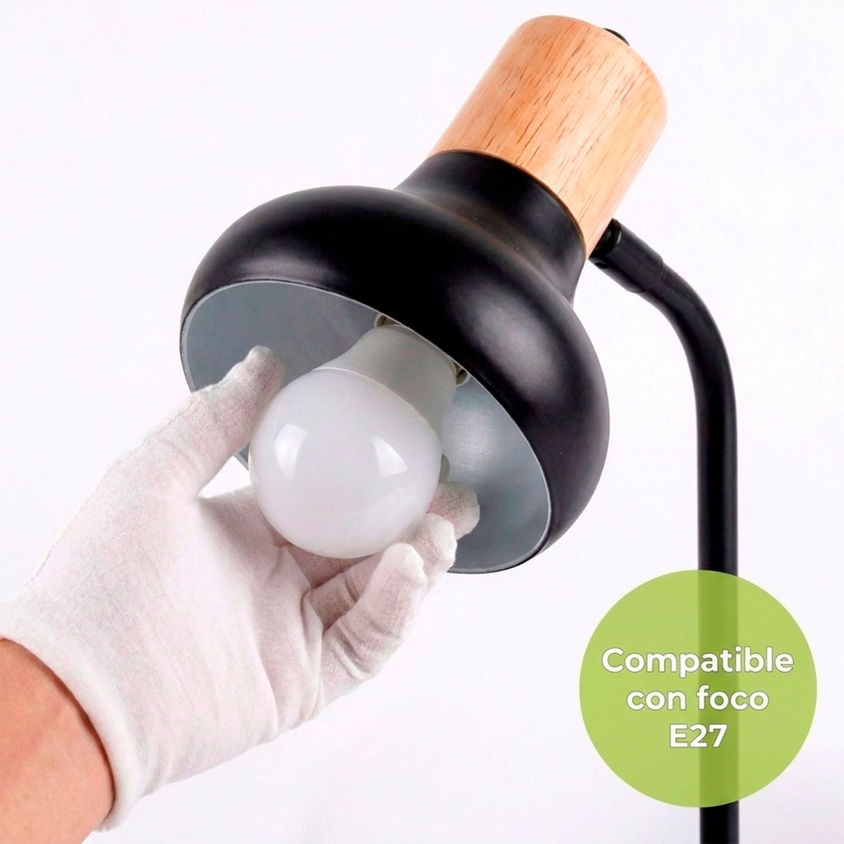 Proceso técnico de colocación de bombilla E27 en pantalla metálica con remate superior de madera.