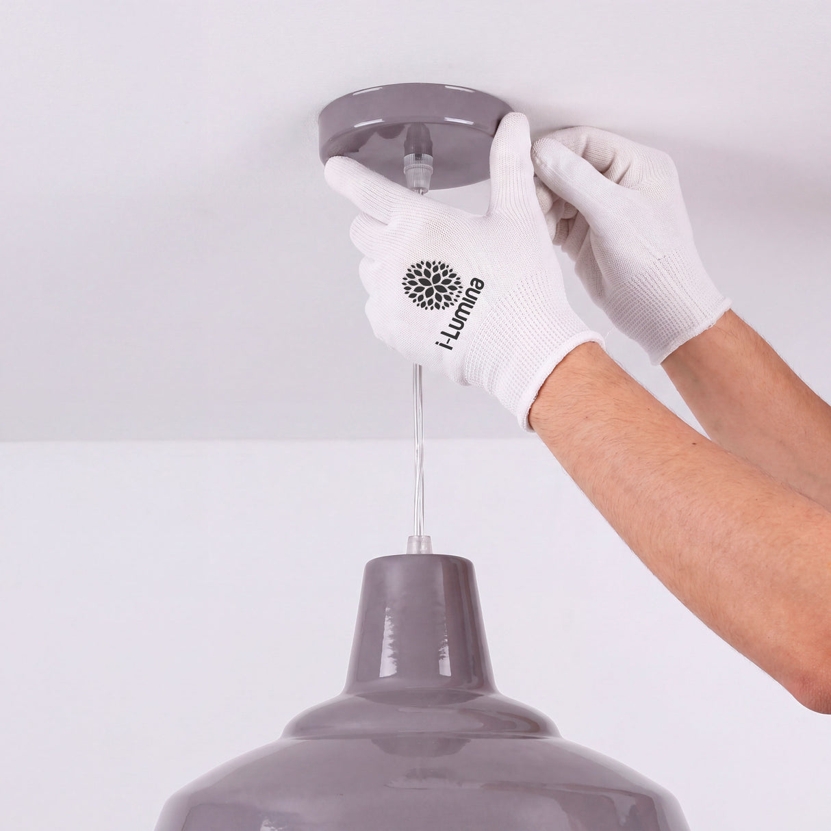 Montaje técnico del soporte metálico superior mediante manos protegidas que aseguran acabados premium limpios.