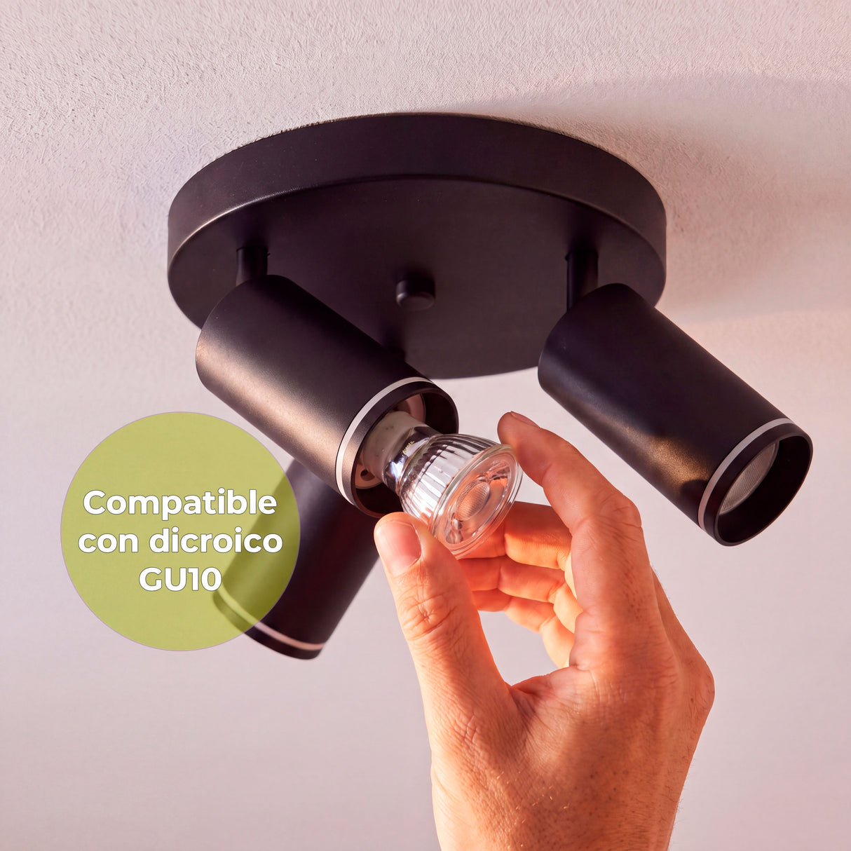 Proceso técnico de colocación de lámpara dicroica GU10 en foco orientable de sobreponer en techo.