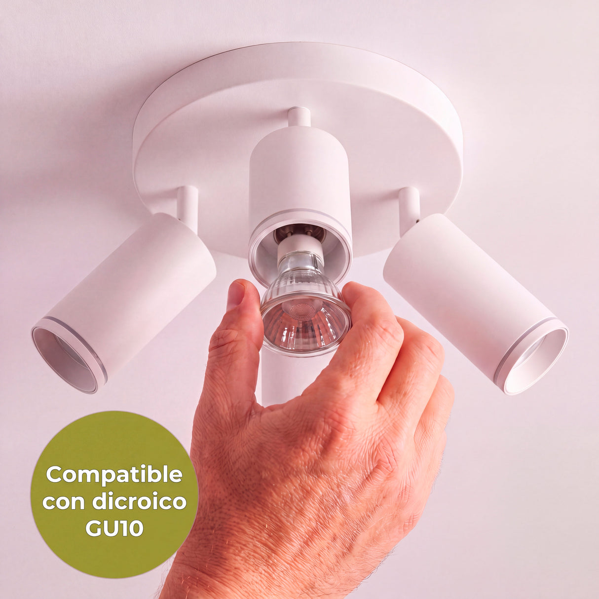 Proceso técnico de colocación de lámpara dicroica GU10 en foco orientable de sobreponer en techo.