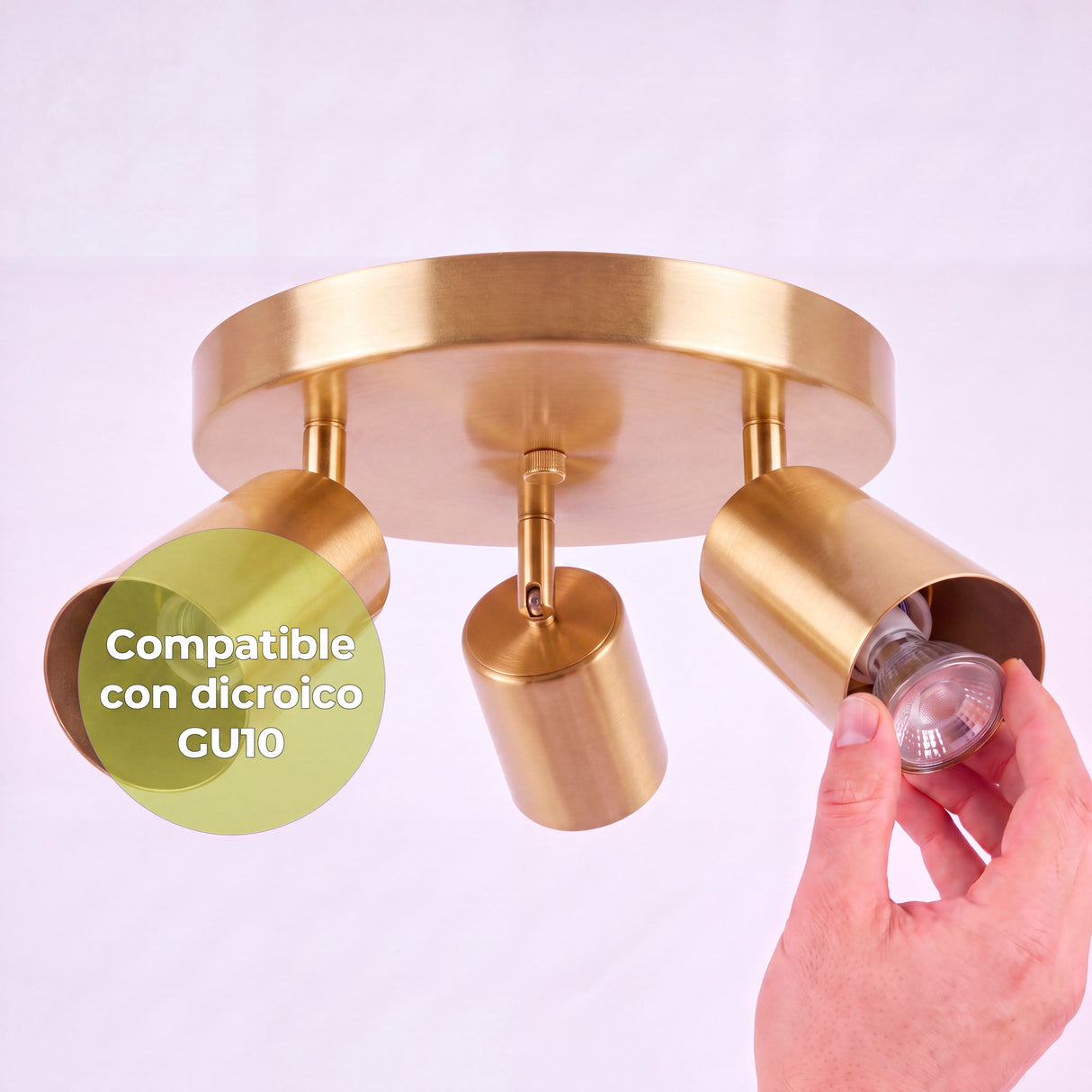 Proceso técnico de colocación de lámpara dicroica GU10 en foco orientable de sobreponer en techo.