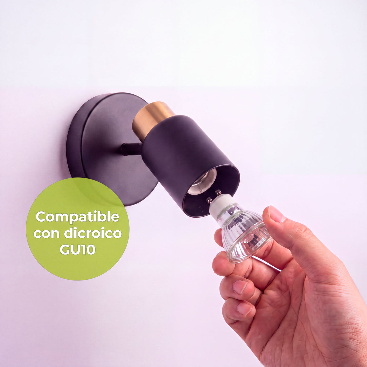 Colocación manual de bombilla dicroica orientable en la luminaria de sobreponer con acabado mate.