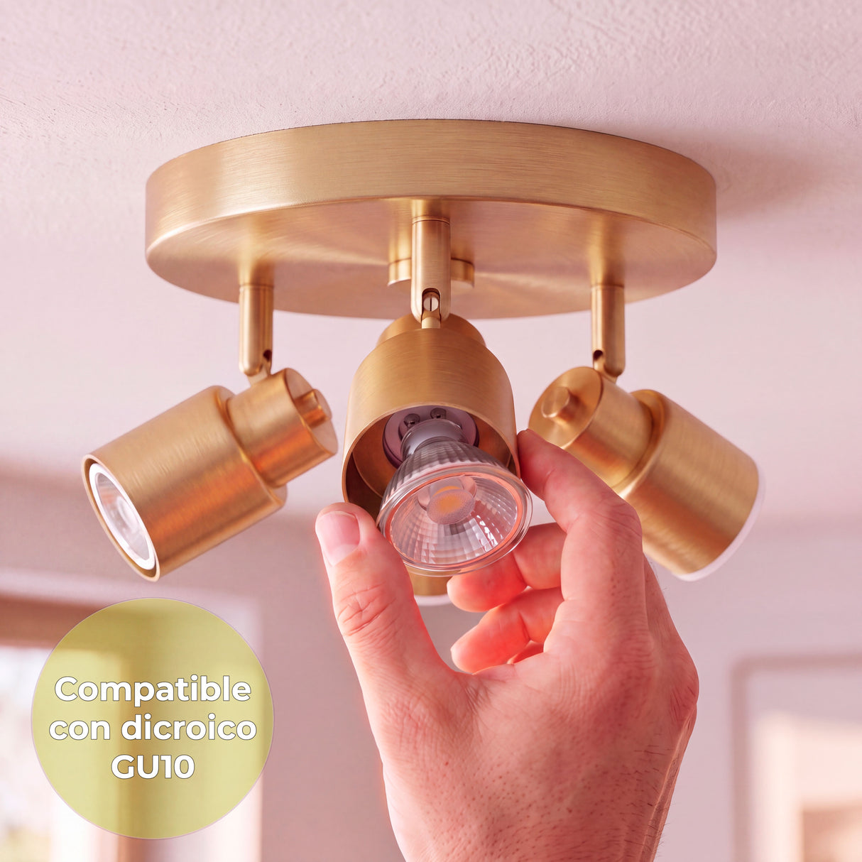 Proceso técnico de colocación de lámpara dicroica GU10 en foco orientable de sobreponer en techo.