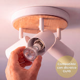 Proceso técnico de colocación de lámpara dicroica GU10 en foco orientable de sobreponer en techo.