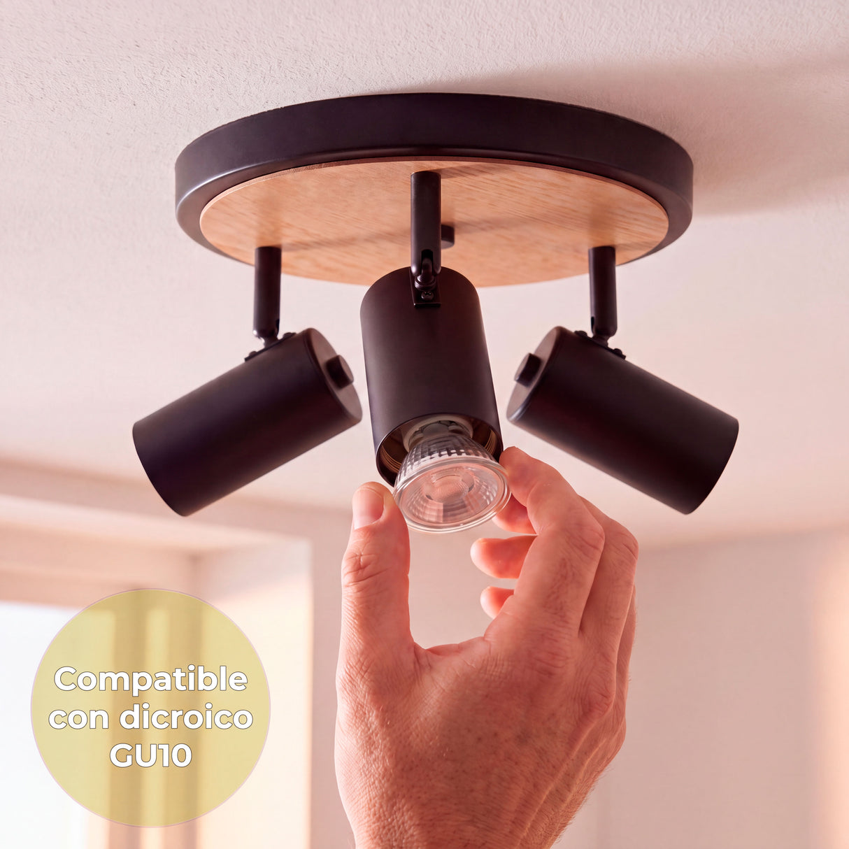 Proceso técnico de colocación de lámpara dicroica GU10 en foco orientable de sobreponer en techo.