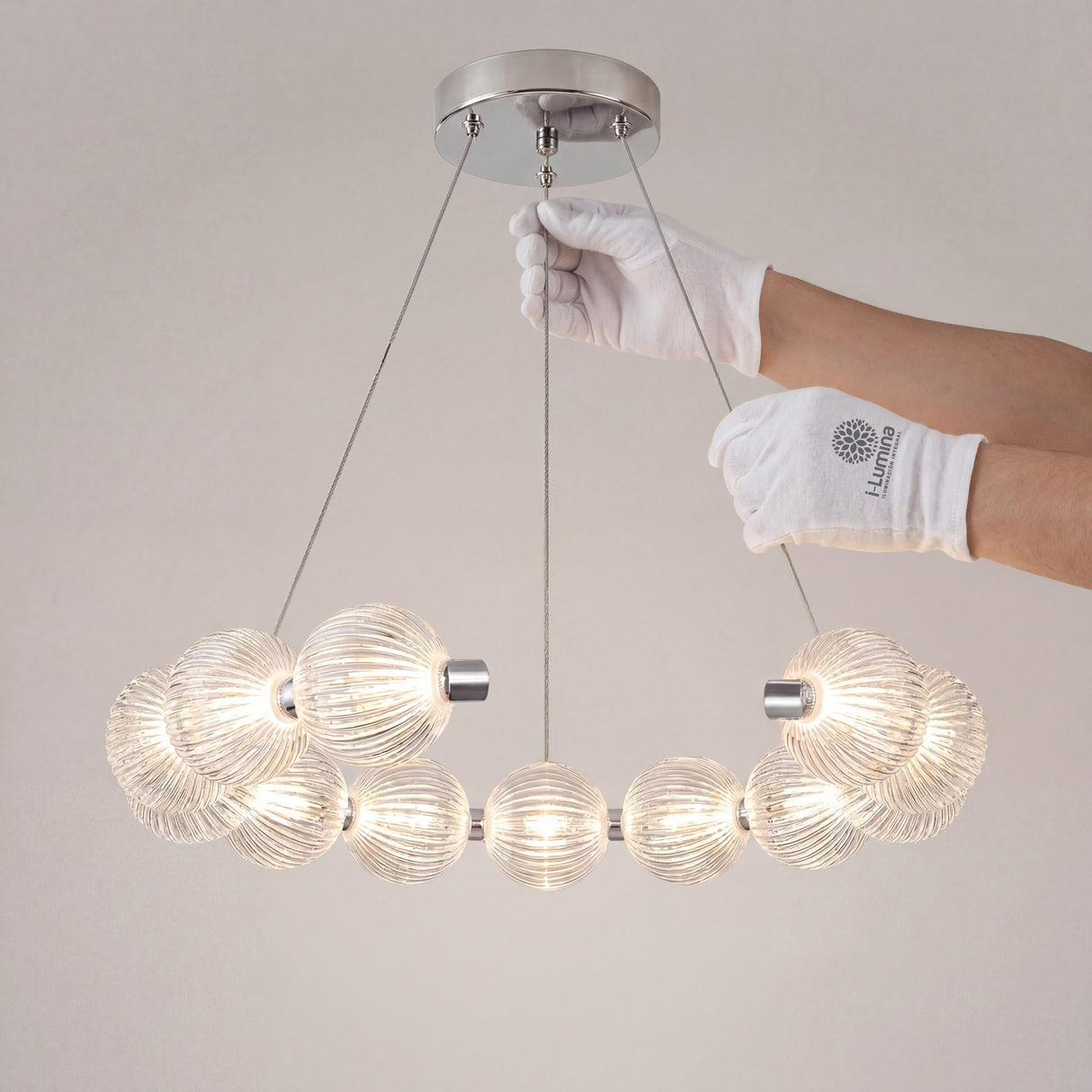 Especialista de i-Lumina realizando la instalacion segura de la lampara Bangle Crystal Silver.