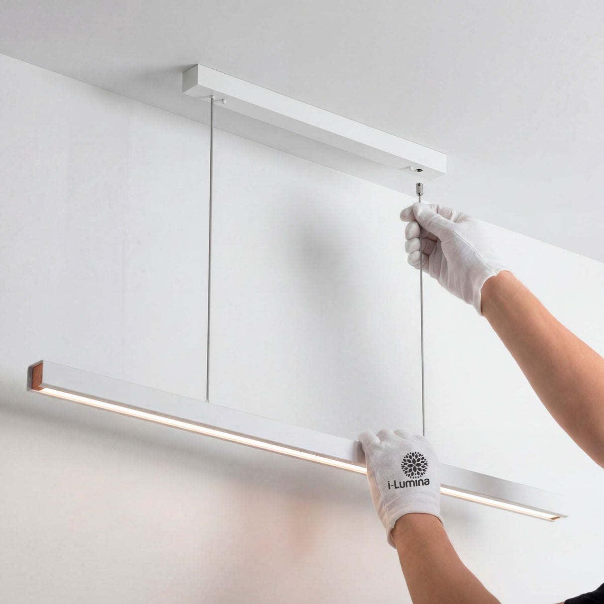 Proceso de instalación profesional del florón blanco con guantes de protección técnica.