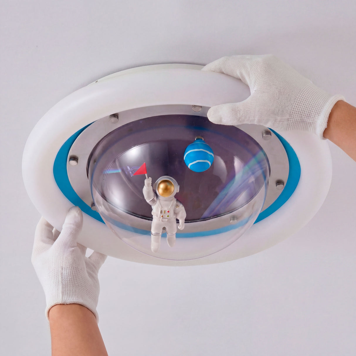 Ajuste del difusor circular blanco con guantes de protección técnica para acabado limpio.