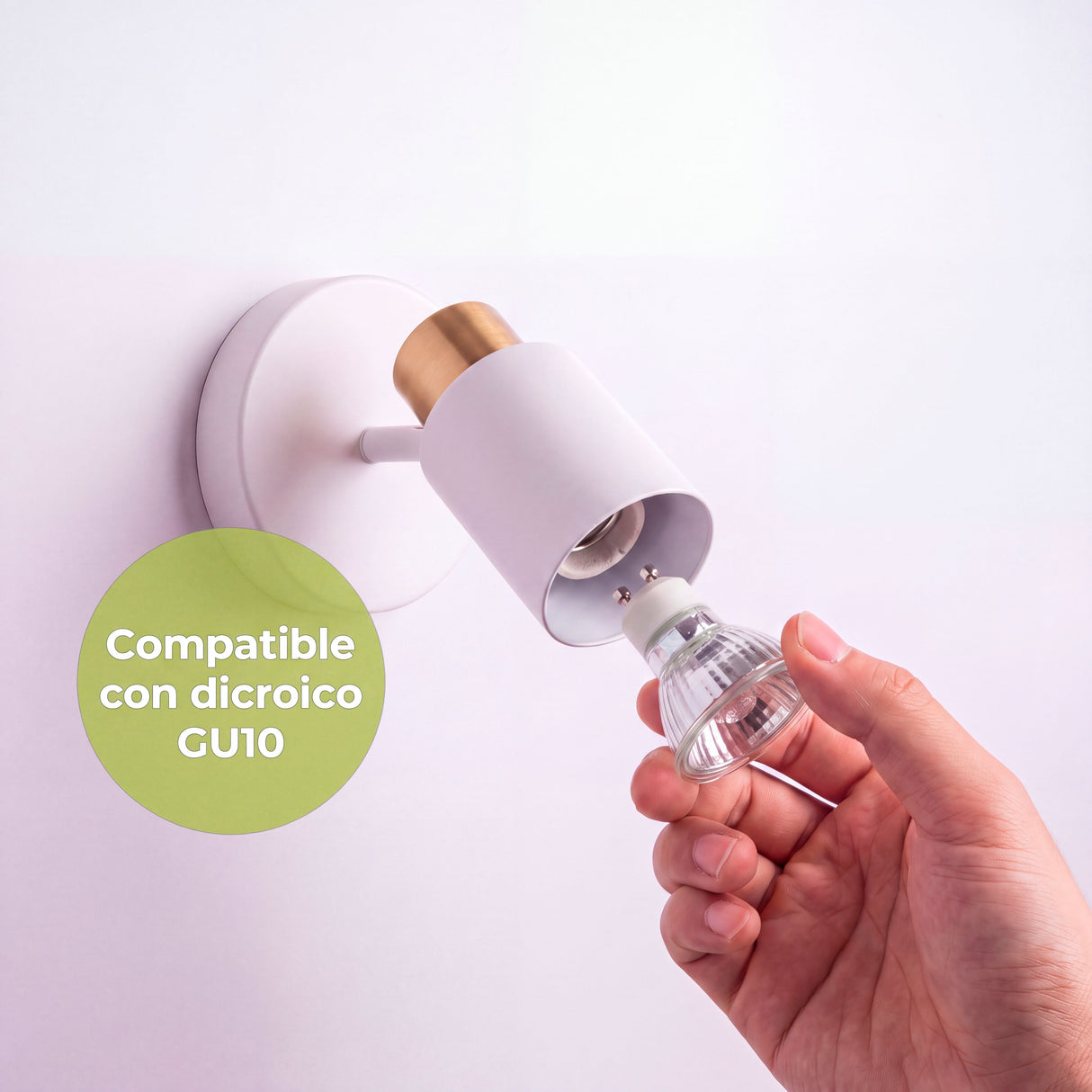 Colocación técnica de lámpara dicroica en el casquillo interior de un foco orientable de sobreponer.