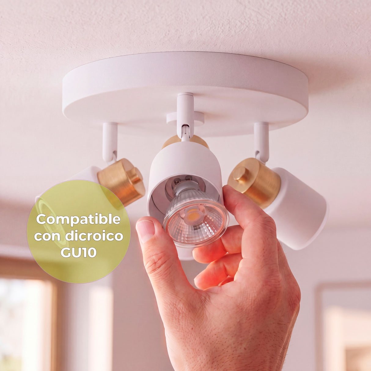 Colocación manual de lámpara dicroica en el casquillo orientable de sobreponer con acabados premium.