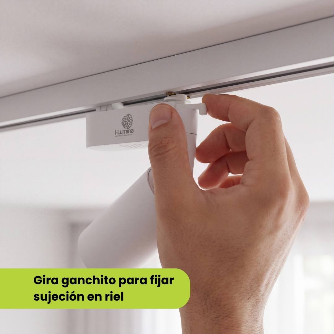 Mano girando el gancho para fijar el spot LED al riel 220V