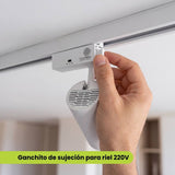 Mano fijando el gancho de sujeción del spot LED al riel 220V, riel no incluido