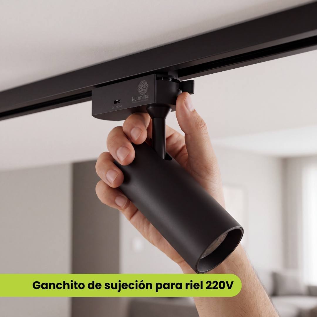 Mano fijando el gancho de sujeción del spot LED al riel 220V, riel no incluido