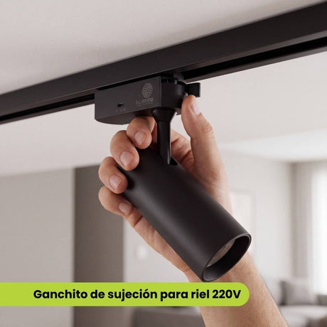 Mano fijando el gancho de sujeción del spot LED al riel 220V, riel no incluido