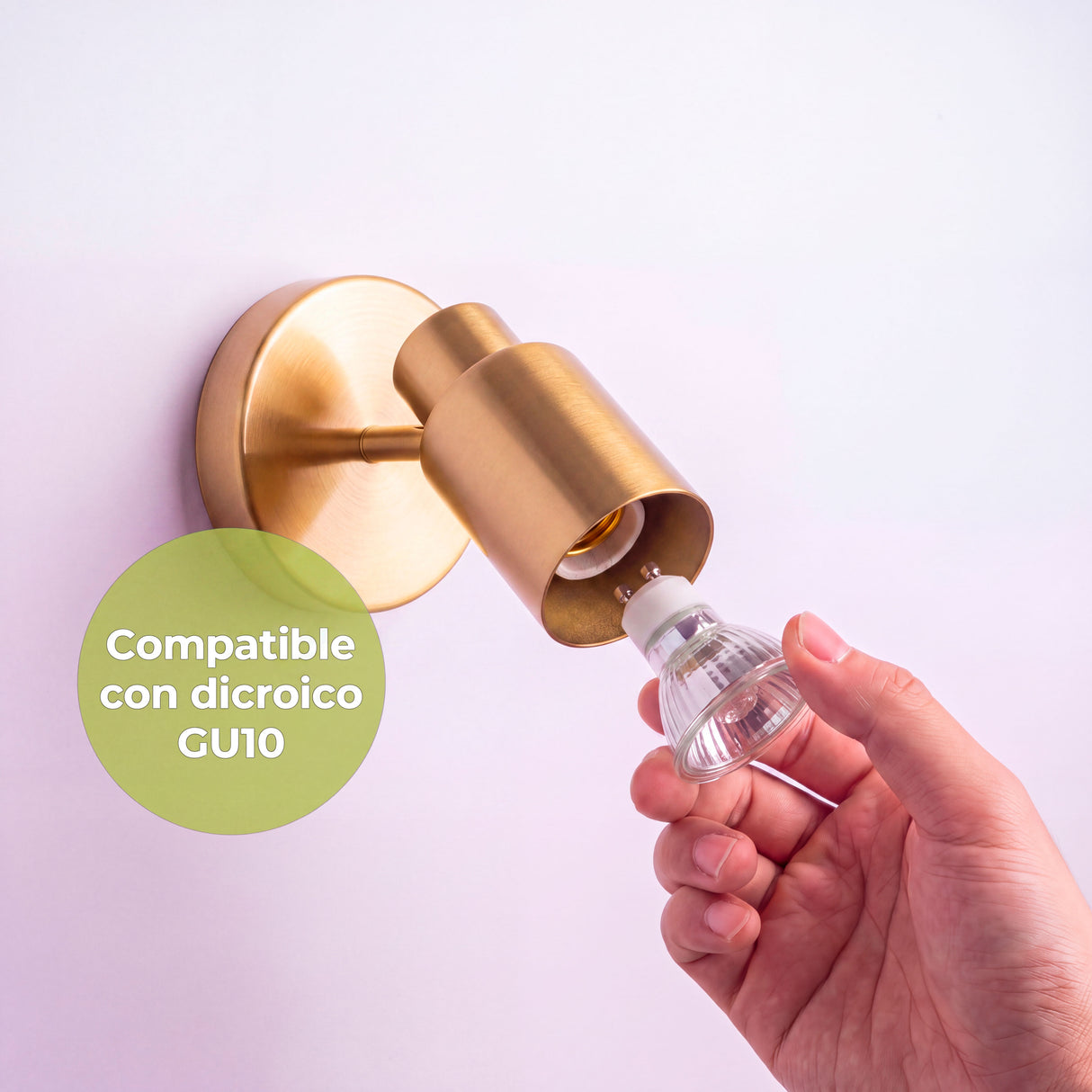 Colocación manual de lámpara dicroica en el casquillo interior de un foco orientable de sobreponer.