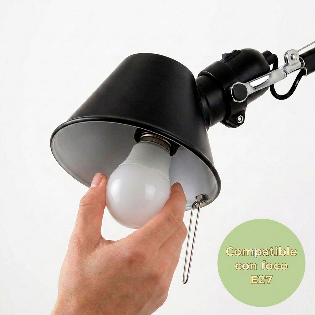 Proceso de colocación de fuente de luz en reflector metálico cónico con diseño minimalista.