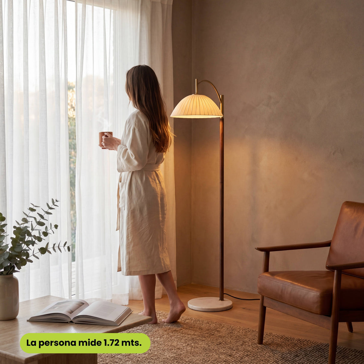 Espacio residencial con gran entrada de luz natural complementado por luminaria de pie curva.