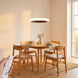 Escena de comedor iluminada con luz cenital suave y diseño de perfil extra fino.